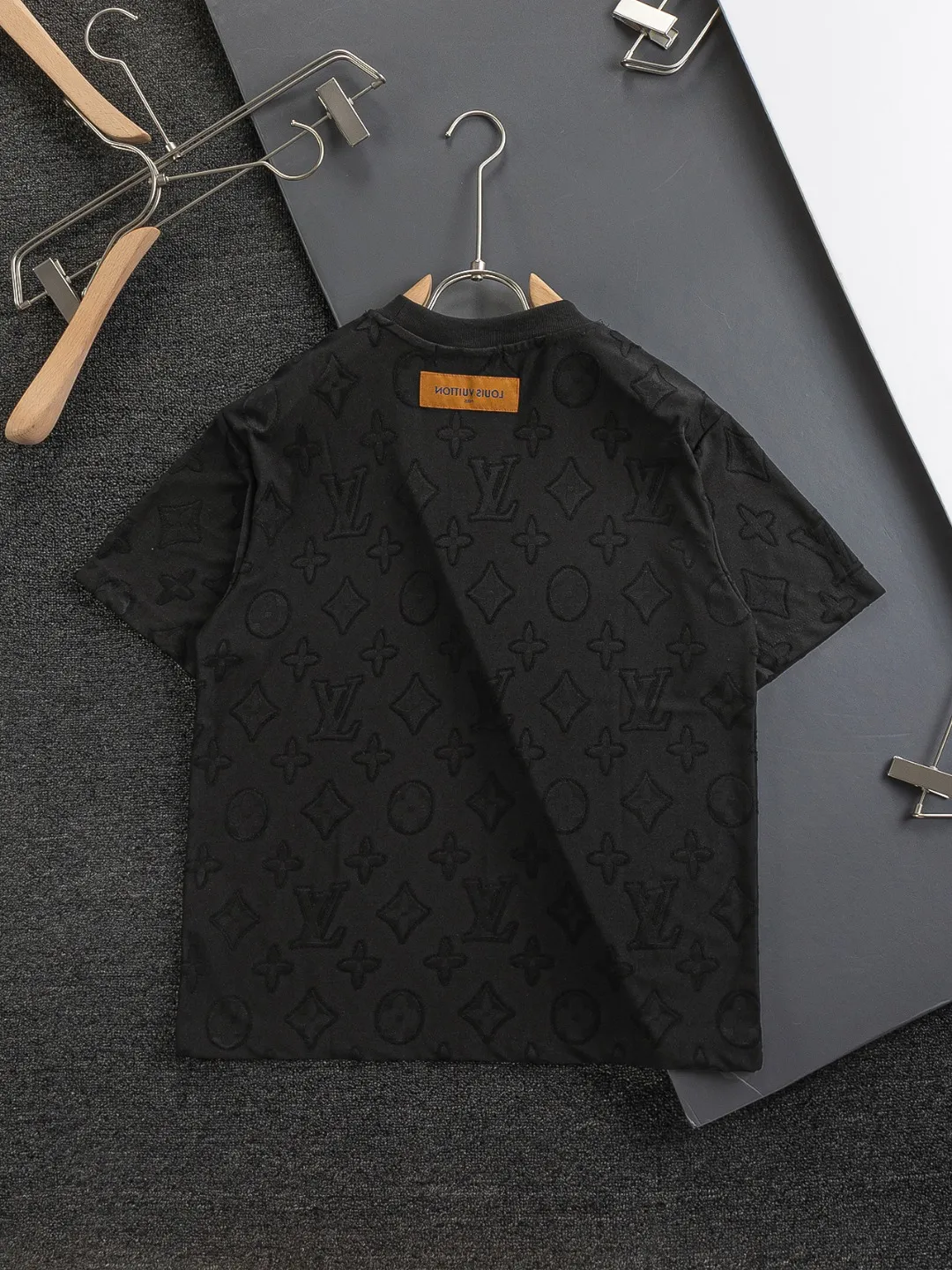🅿️210 Louis Vuitton Louis Vuitton 1V Lujia slightly wide version S-XL LV25SS new product counter has new models at the same time, clover presbyopia letters all over the jacquard large logo letters 🪡 embroidered round neck short-sleeved T-shirt, the same style for men and women! Synchronized with the official website, pure cotton fabrics at the counter! It is close to the skin and comfortable, durable and easy to wear. It has a classic and simple logo design and meticulous original craftsmanship. Short-sleeves, a must-have item for men, are not the same as the general public, but must be unique and eye-catching. This LV short-sleeve is all about quality, comfort, the same shape and fashion as always, including the fabric and cutting process. All efforts have been made! 320 grams of washed pure cotton fabric, pure cotton is breathable, very refreshing and comfortable for daily wear. The rib knitting on the neckline is smooth and tight, and the neckline will not be skewed if you toss it at will. The loose version, you will find that it looks really good on the upper body. The overall is minimalist and neat, super versatile for daily use! Pair it casually with a pair of pants for a youthful look. A T-shirt will make your outfit crazy. It is a fashionable item that can never go wrong! Black, white, size: S-XL Size chart: S: Shoulder width 50-Bust 54-Length 70 M: Shoulder width 52-Bust 56.5-Length 72 L: Shoulder width 54-Bust 59-Length 74 XL: Shoulder width 56-Bust 61.5-Length 76